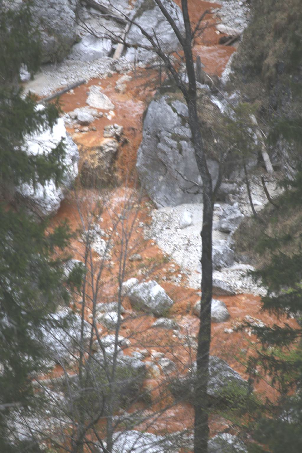 Naturschauspiel am Untersberg- Das Wasser des Weißbaches färbt sich tiefrot...