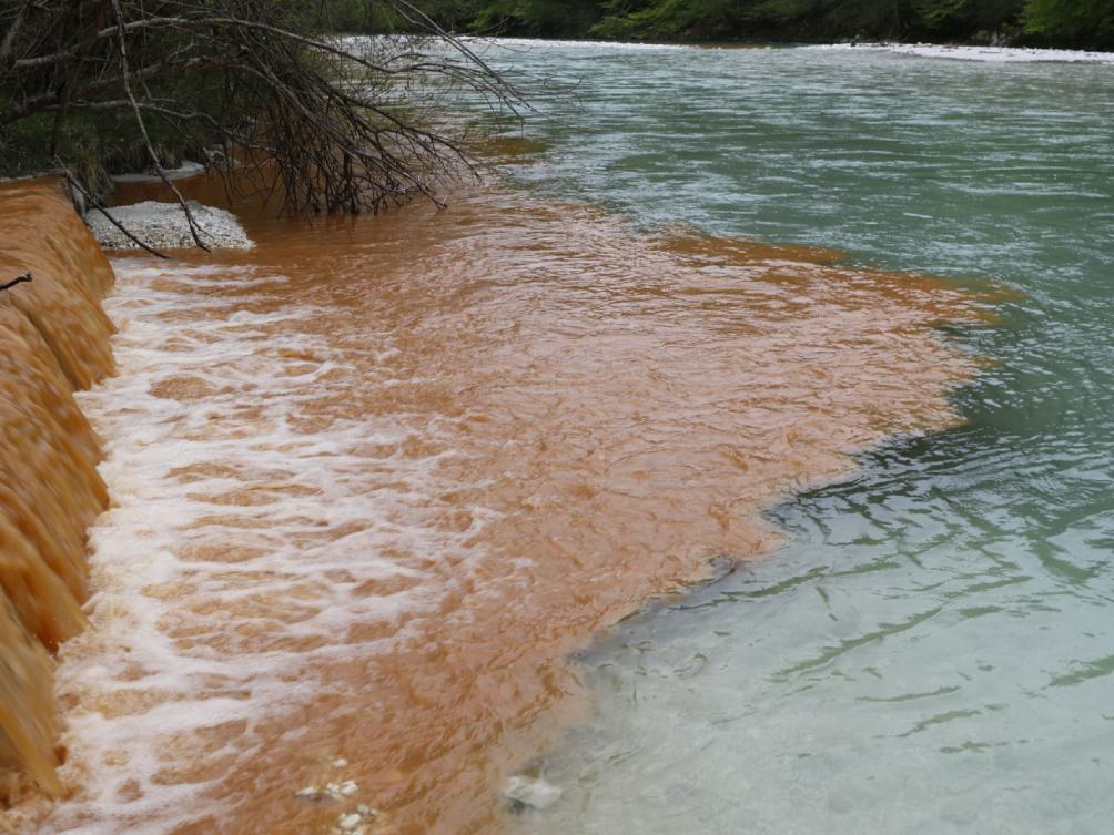 Naturschauspiel am Untersberg- Das Wasser des Weißbaches färbt sich tiefrot...